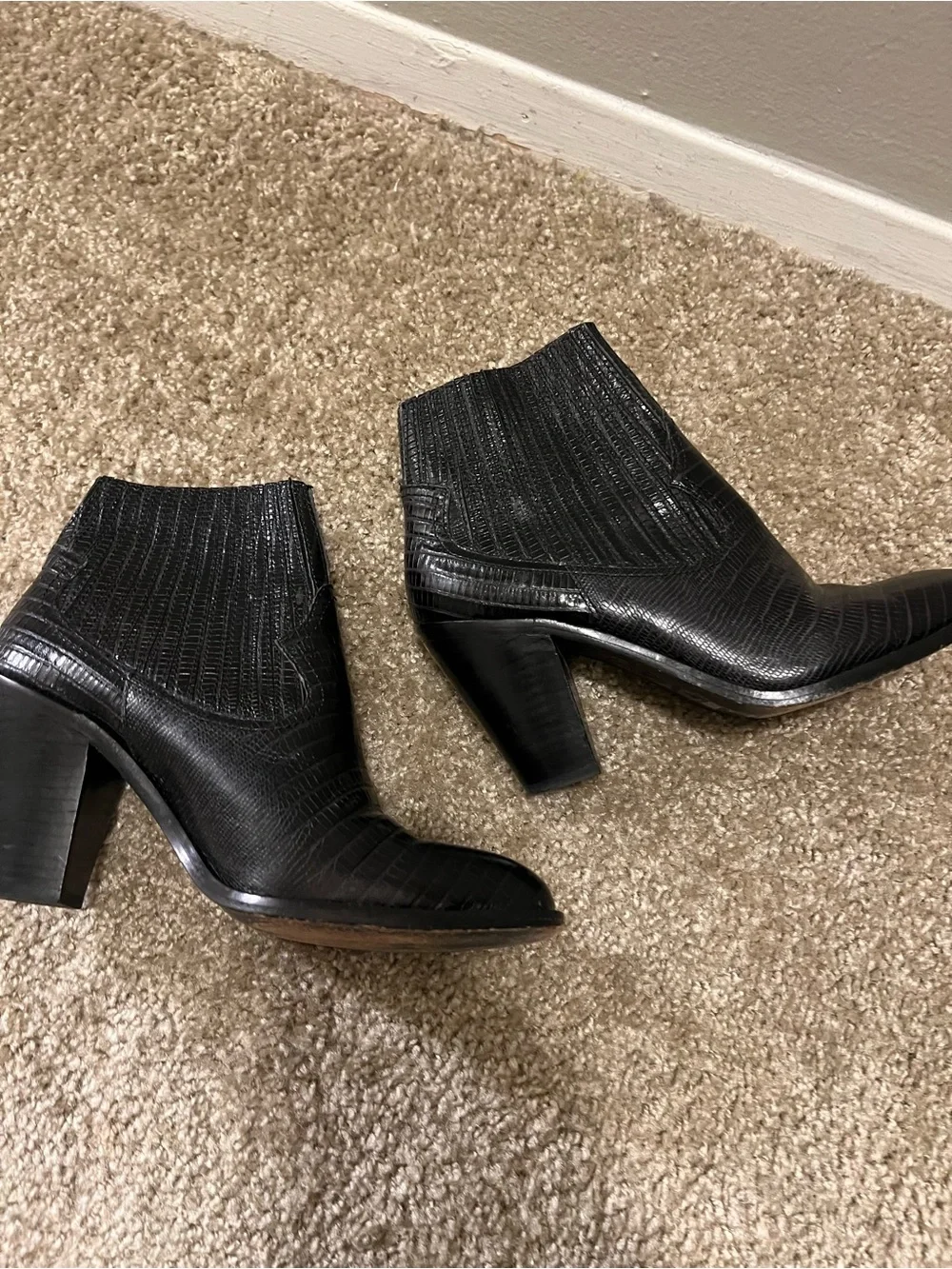 ASH IIona Pull on Heeled leather embossed ankle bootie 39‎